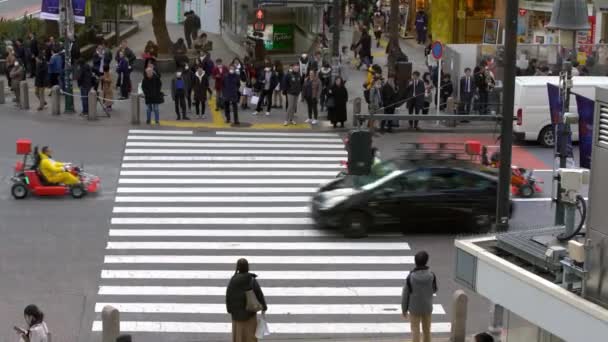 Tokyo Japan Februari 2020 Vrienden Rijden Super Mario Kar Shibuya — Stockvideo