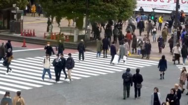 Tokyo, Japonya-04 Şubat, 2020: 4K, Shibuya yaya geçidi. Asyalılar ve turistler en işlek yol kavşağında yürüyorlar. Turist eğlencesi - Dan