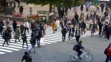 Tokyo, Japonya-04 Şubat 2020: 4K, Shibuya 'da Coronavirus gribini korumak için yaya geçidi ve maske takan kalabalık. Cadde kavşağında yürüyen Asyalıların manzarası yüksekti.