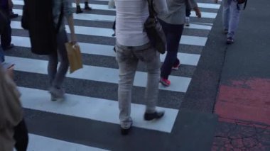 Tokyo, Japonya-29 Eylül 2017: 4K Shibuya kavşağında yaya geçidi. Meşgul Asyalılar Japonya yaya geçidinde. Asya şehir merkezinde. Metropolitan Şehir-Dan