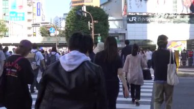 Tokyo, Japonya-29 Eylül 2017: 4K Shibuya kavşağında yaya geçidi. Meşgul Asyalılar Japonya yaya geçidinde. Asya şehir merkezinde. Metropolitan Şehir-Dan