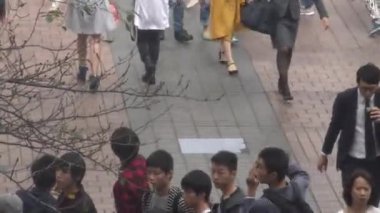 Tokyo, Japonya-29 Eylül 2017 Shibuya Tokyo 'daki yaya geçidine bir göz atın. Asyalılar ve turistler en işlek yol kavşağında yürüyorlar. Turist eğlencesi - Dan