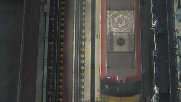 4K東京の鉄道橋を渡り 空中からの列車の眺め 鉄道駅を通過する列車 Dan — ストック動画