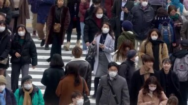 Tokyo, Japonya-04 Şubat 2020: Shibuya 'daki Coronavirus gribini korumak için yaya geçidinde ağır çekim. Kavşakta yürüyen Asyalıların manzarası yüksekti.