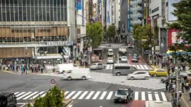 Tokyo, Japonya-29 Eylül 2017: 4K Timelapse Shibuya Tokyo 'daki yaya geçidi. Asyalılar ve turistler en işlek yol kavşağında yürüyorlar. Turist eğlencesi - Dan