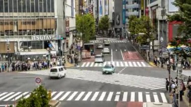 Tokyo, Japonya-29 Eylül 2017: Shibuya Tokyo 'daki kalabalık yaya geçidi üzerinde Timelapse View. Asyalılar ve turistler en işlek yol kavşağında yürüyorlar. Turist eğlencesi - Dan