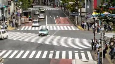 Tokyo, Japonya-29 Eylül 2017: Shibuya kavşağındaki yaya geçidi kalabalığının Timelapse Aerial görüntüsü. Meşgul Asyalılar Japonya yaya geçidinde. Asya Metropolitan Şehri-Dan