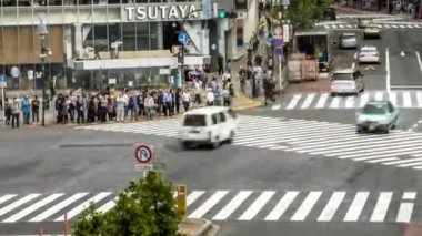Tokyo, Japonya-29 Eylül 2017: Shibuya Tokyo 'daki kalabalık yaya geçidi üzerinde Timelapse View. Asyalılar ve turistler en işlek yol kavşağında yürüyorlar. Turist eğlencesi - Dan