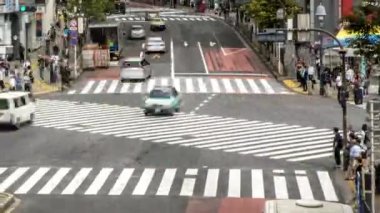 Tokyo, Japonya-29 Eylül 2017: Shibuya kavşağındaki yaya geçidi kalabalığının Timelapse Aerial görüntüsü. Meşgul Asyalılar Japonya yaya geçidinde. Asya Metropolitan Şehri-Dan