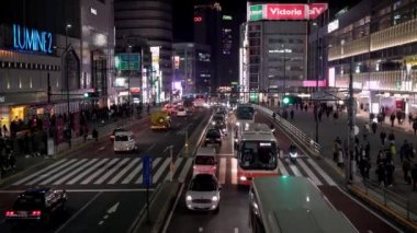 Tokyo, Japonya-31 Ocak 2020: 4K, akşam metro istasyonunun yakınındaki yolda giden bir trafik arabasının görüntüsü yükseldi. Asya şehir merkezinin hava manzarası. Metropolitan şehrinde ulaşım konsepti.