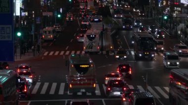 Tokyo, Japonya-04 Şubat 2020: gece caddesindeki bir trafik arabasının hava görüntüsü. Asya 'nın en işlek yolunun yüksek manzarası. Metropolitan şehrinde ulaşım konsepti.