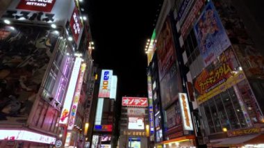 Tokyo, Japonya-02 Şubat, 2020: 4K, İnsanlar Akihabara caddesindeki renkli tabelaların altından geçiyor. Video oyunları, anime, manga ve bilgisayar mağazaları için alışveriş bölgesi. Japon dükkanları - Dan