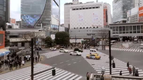 東京2020年2月4日 渋谷を横断する歩行者の群集の上からのタイムラプスのトップビュー アジアの人々や観光客の空中最も忙しい道路交差点の通りを歩く — ストック動画