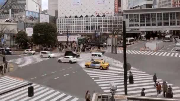 日本东京 2020年2月4日 时隔石谷的一个人行横道 在亚洲人的空中 当地人和游客走在最繁忙的十字路口街道上 — 图库视频影像