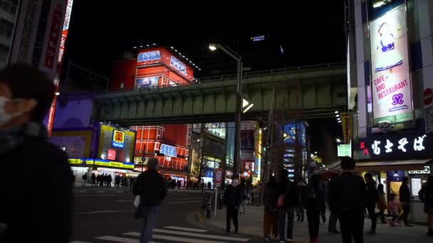 Tokio Japan Februar 2020 Menschen Die Nachts Mit Dem Sega — Stockvideo