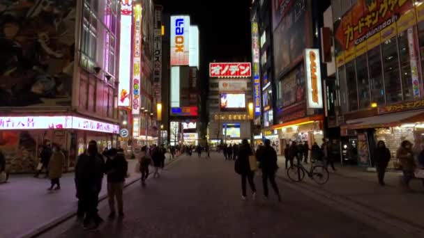 Tóquio Japão Fevereiro 2020 Pessoas Passam Abaixo Sinais Coloridos Rua — Vídeo de Stock