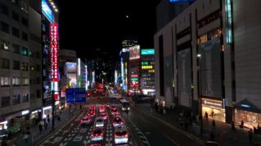 Tokyo, Japonya-31 Ocak 2020: 4K, gece caddesindeki bir trafik arabasının üzerindeki hava manzarasının zamanlaması. En işlek yolun yüksek manzarası. Asya şehir merkezinde. Metropolitan şehrinde ulaşım kavramı.