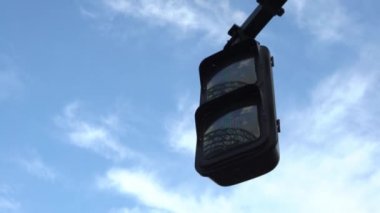 4K Asya yaya geçidi tabelası Tokyo şehir trafiği yeşilden kırmızıya değişiyor, güzel bir günde mavi gökyüzü aydınlanıyor. Japonya 'nın kesişen yolları. Asya şehir merkezi Dan