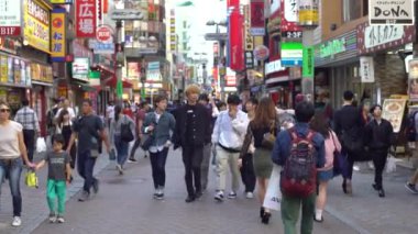 Tokyo, Japonya-29 Eylül 2017: 4K Japon alışveriş caddesi merkezi Shibuya yaya bölgesi. Asyalılar Tokyo, Japonya 'ya etnik seyahat eder. Asya şehir merkezi metropolitan Dan