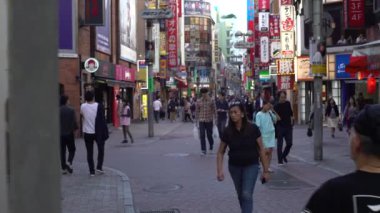 Tokyo, Japonya-29 Eylül 2017: 4K Japon alışveriş caddesi merkezi Shibuya yaya bölgesi. Asyalılar Tokyo, Japonya 'ya etnik seyahat eder. Asya şehir merkezi metropolitan Dan