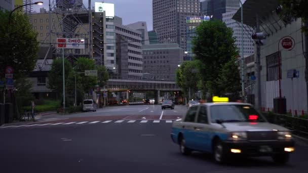 2017年10月 4K東京の道路交差点の夜に運転する交通車 アジアのダウンタウンの通り メトロポリタン市 Japan Dan — ストック動画