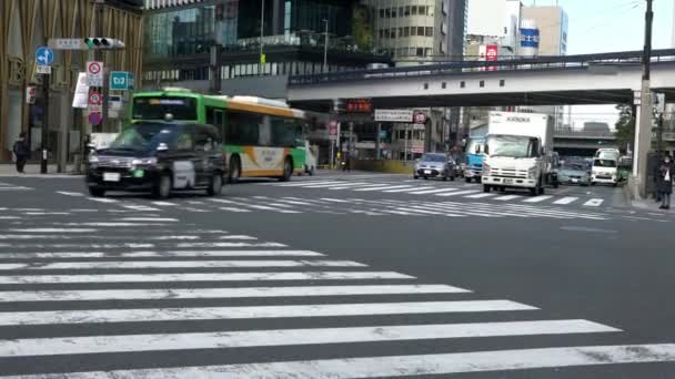 2020年2月3日 在东京公路交叉口行驶的交通车辆 亚洲的日本商业街 日本都市 亚洲人过马路 — 图库视频影像