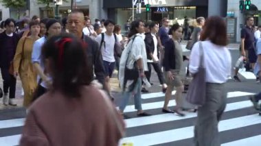 Tokyo, Japonya-29 Eylül 2017: 4K Tokyo kavşağında yaya geçidi. Asyalılar ve turistler en işlek yol kavşağında yürüyorlar. Japonya-Dan yaya geçidini karıştırın