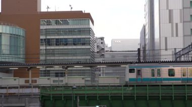 Tokyo, Japonya-30 Eylül 2017: 4K Japon vatandaşları Tokyo, Japonya, Asya 'da trenle seyahat ediyorlar. Metro metro istasyonu. Hızlı ulaşım. Asyalı banliyö-Dan