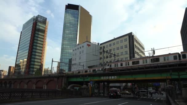 2017年9月30日 4K列車は東京の鉄道橋を渡ります 橋を渡る鉄道駅発 — ストック動画