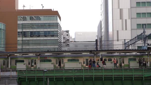 Tokyo Japan September 2017 Japaner Plattform Järnväg Reser Med Tåg — Stockvideo
