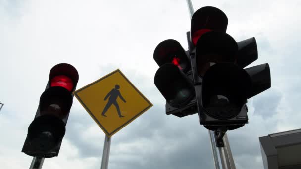 クアラルンプール市内のアジアの歩行者横断歩道標識 信号機は赤色から緑色に変化する マレーシアの首都道路の交差点通り アジアダウンタウン — ストック動画