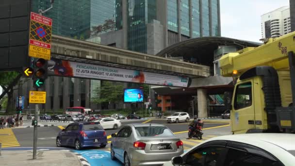 マレーシア クアラルンプール 2018年4月14日 主要都市の街並みで交通量の多い通り 交差点で首都道路上の車 バイクや他の自動車 都市交通の概念 Dan — ストック動画