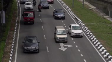 Kuala Lumpur, Malezya-13 Nisan 2018: 4K, şehir manzaralı cadde manzaralı hava manzaralı. Gündüz ana yolda arabalar, motosikletler ve diğer otomobiller. Kentsel ulaşım kavramı - Dan