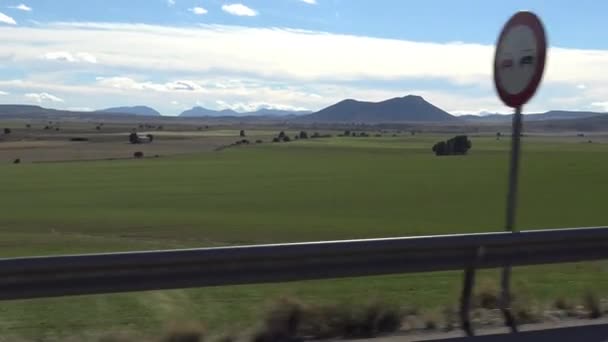 4K美丽的风景秀丽的绿色乡村 在西班牙炎热的天气里 群山环抱 从车窗看西班牙场 — 图库视频影像
