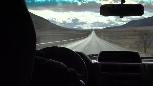 4K白人男子驾驶一辆汽车在漫长的道路上穿越美丽的西班牙乡村 西班牙的田野景观 — 图库视频影像