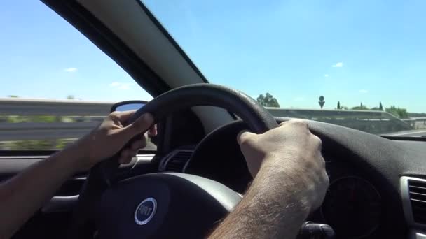 Hands Man Spanya Nın Güneyinde Highway Direksiyon Sallıyor Bir Araba — Stok video