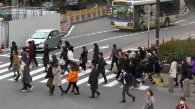 Tokyo, Japonya-04 Şubat, 2020: 4K, Shibuya kavşağındaki yaya geçidi. Meşgul Asyalılar yaya geçidinde. Gün ortasında Asya 'da. Metropolitan Şehir-Dan