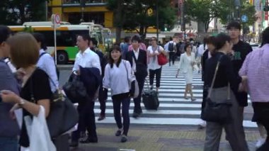 Tokyo, Japonya-29 Eylül 2017: 4K Shibuya kavşağında yaya geçidi. Meşgul Asyalılar Japonya yaya geçidinde. Asya şehir merkezinde. Metropolitan Şehir-Dan