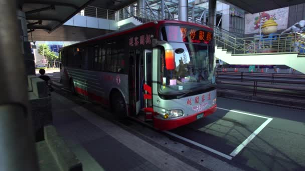타이베이 2017 시에서 버스를 아시아 주민들 관광객들이 붐비는 정류장에서 식사를 — 비디오