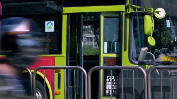 Taipei Tayvan Şubat 2020 Otobüs Kapıları Yavaş Çekimde Kapanır Duraktan — Stok video