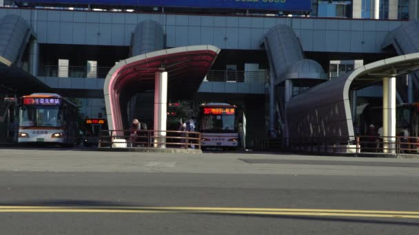 11月2017 キュー市内の通りのバスに乗る アジアの地元の人々や観光客で最も忙しいバスステーションで待っています 中国の人々のバスに立って停止します 公共交通機関 Dan — ストック動画