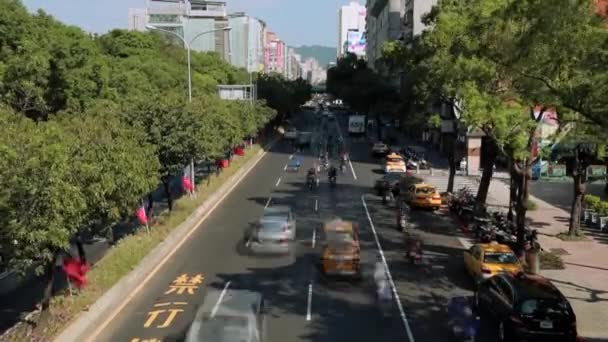 台北市2014年10月16日 光の日Hd都市景観とのタイムラプス台北は 台湾の旗 Danで道路上の車 バイク その他の交通量の増加に対処する必要があります — ストック動画