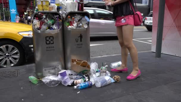 Taipei Taiwan Augustus 2017 Prullenbak Lekt Uit Overvolle Vuilnisbak Straat — Stockvideo