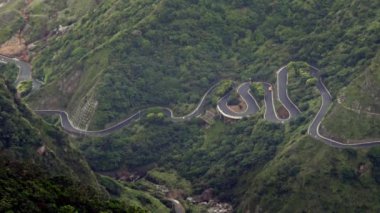 4K, Keelung Dağı 'ndan yaz günü dağlarda güzel S kıvrımlı yolda giden arabaların görüntüsü yükseldi. Asya 'da dönüşleri olan orman boyunca uzanan yamaçlı yollar. Jiufen yolculuk-Dan