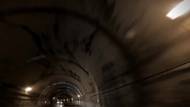 4K, voiture à l'intérieur d'un tunnel. Mouvement de l'automobile à l'intérieur du tunnel. Voitures circulation à travers la montagne à Taiwan. Vue des lumières des voitures conduisent rapidement dans le tunnel fermé.-Dan 