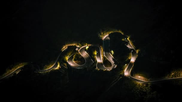 4K夜間に山の中で美しいSカーブの道を運転する高架ビュー車のタイムラプス 基隆山 アジアの夜のターンで森林を介して丘の中腹の道路の空中 十分旅段 — ストック動画