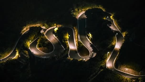 Hiperlapso Carros Vista Elevada Dirigindo Bela Estrada Curva Montanhas Noite — Vídeo de Stock