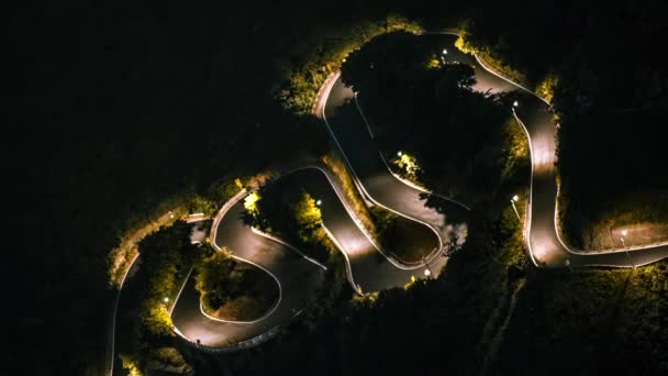 Hiperlapso Carros Vista Elevada Dirigindo Bela Estrada Curva Montanhas Noite — Vídeo de Stock