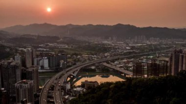4K Flow Motion efekti. Taipei 'deki trafik arabalarıyla birlikte Sunset otoyolu köprüsünün manzara görüntüsü. Çevre yolu manzarası çok güzel. Zamanlanmış Güzellik Dağı Gündüzün Hindistanlısından Geceye