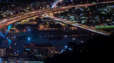 Taipei, Tayvan-13 Mart 2018: Nigth Taipei şehrinde yoğun trafik varken, hava manzaralı otoyol köprüsünden uzaklaşın. Şehir manzarasında güzel zamanlanmış otoban. Araba ligth maruziyeti. Dağ Xindian-Dan